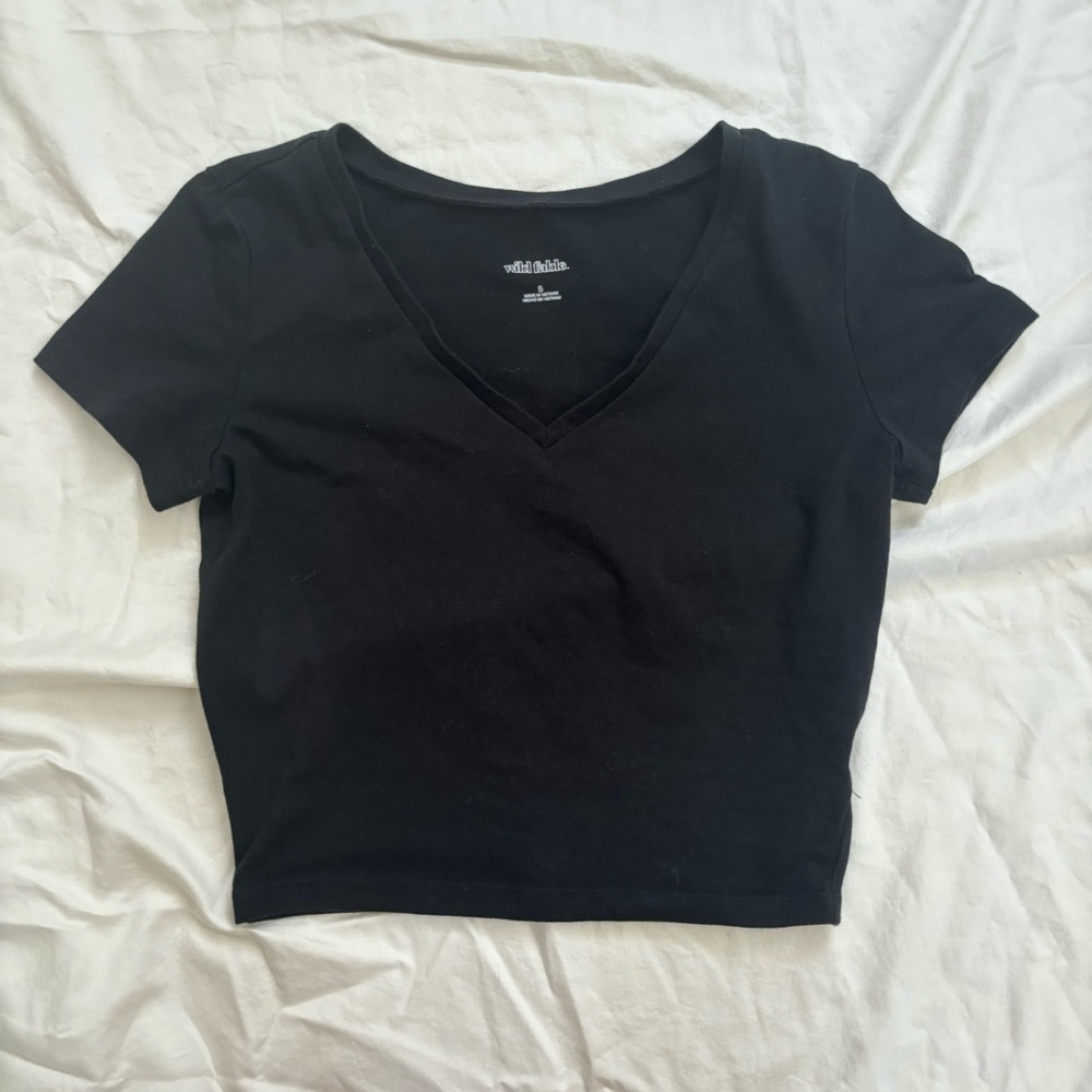 black fitted v-neck crop top